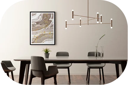 Elegante eetkamer met moderne meubels, decoratieve verlichting en verfijnde wandkunst in een hedendaagse woonomgeving.